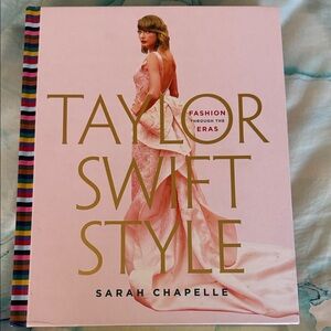 Taylor Swift Style book by Sarah Chapelle